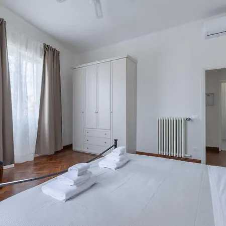 Family Large In Apartment *