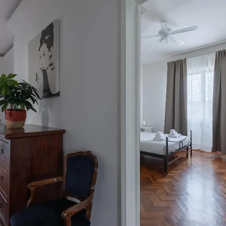 Family Large In Apartment *