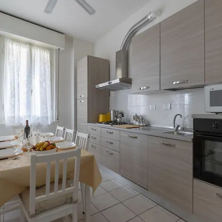Family Large In Apartment *